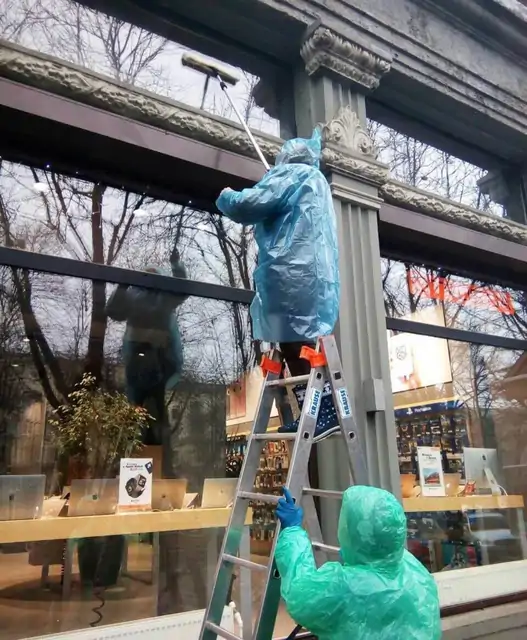 Мойка витрины с улицы